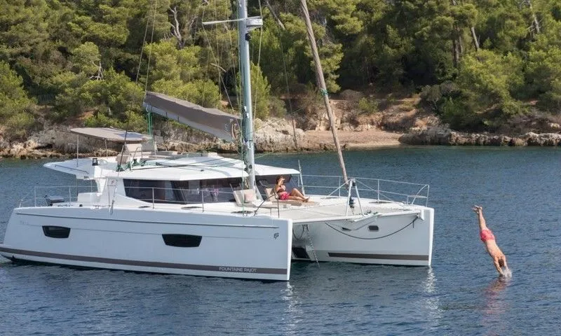 Лодка - Арендуйте 13.3м катамаран Fountaine Pajot Helia 44 в Виктория