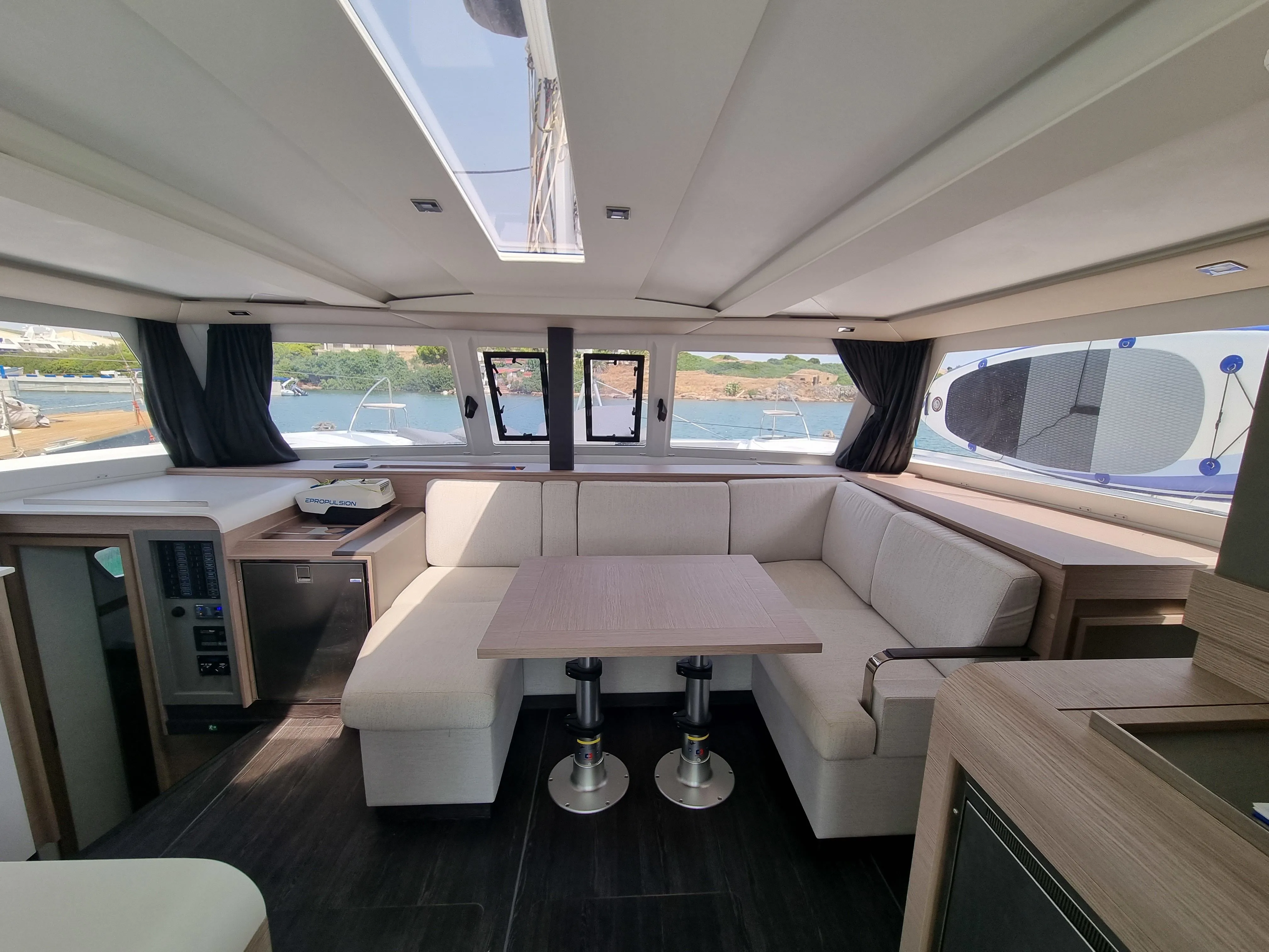 Charter a 12.26m Fountaine Pajot Isla 40 in Lavrion