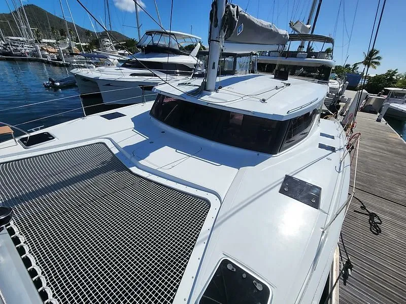 Explore Tortola on a 11.93m Rental Boat