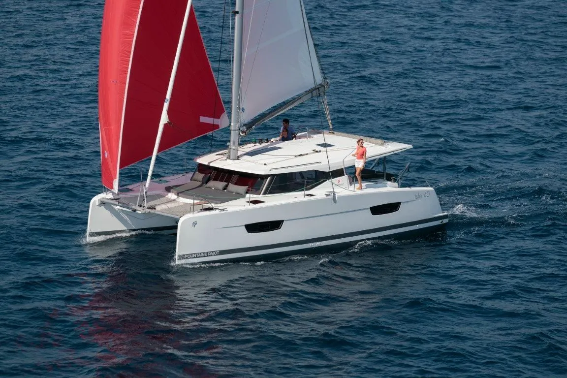 Rent a 11.93m Catamaran in Portimão