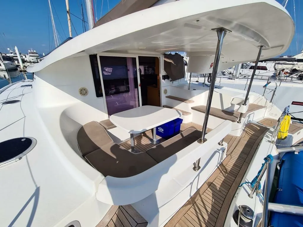 Explore Pa Klok on a 11.95m Rental Boat