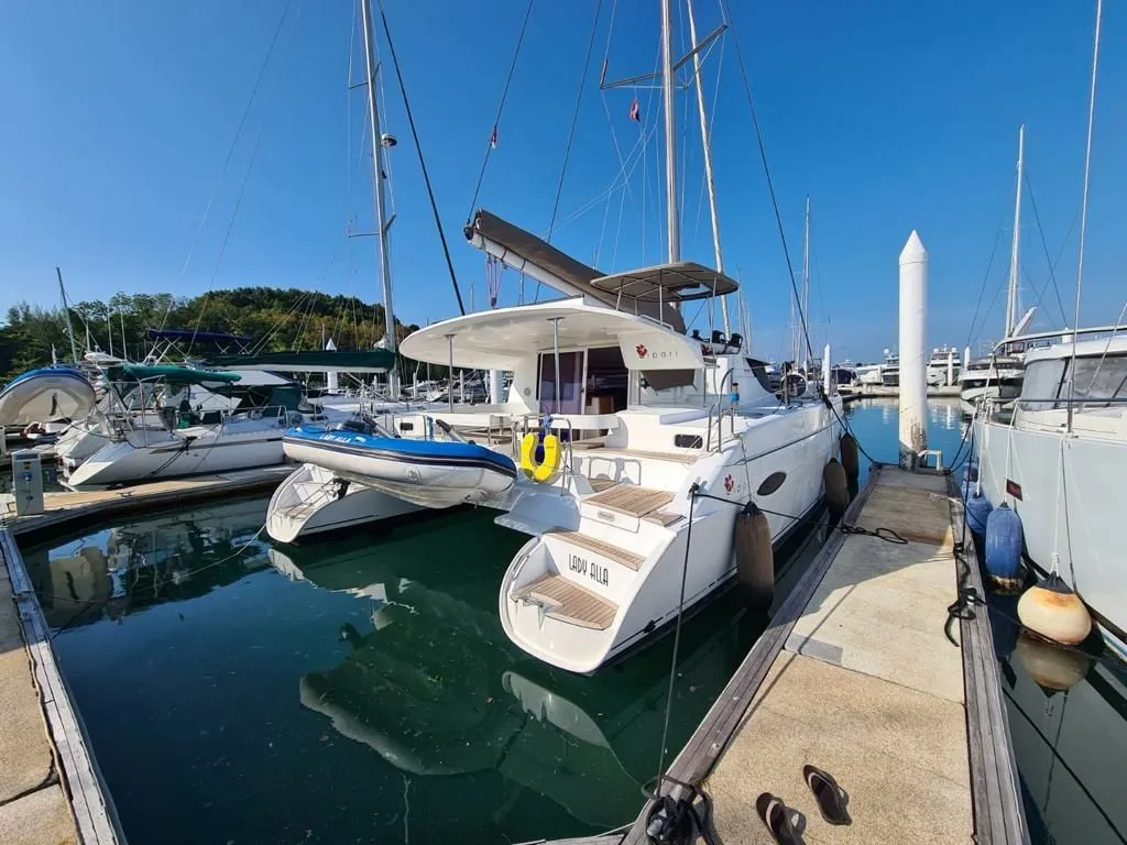 Explore Pa Klok on a 11.95m Rental Boat