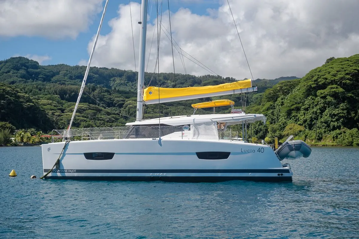 11.7m Uturoa Boat Hire