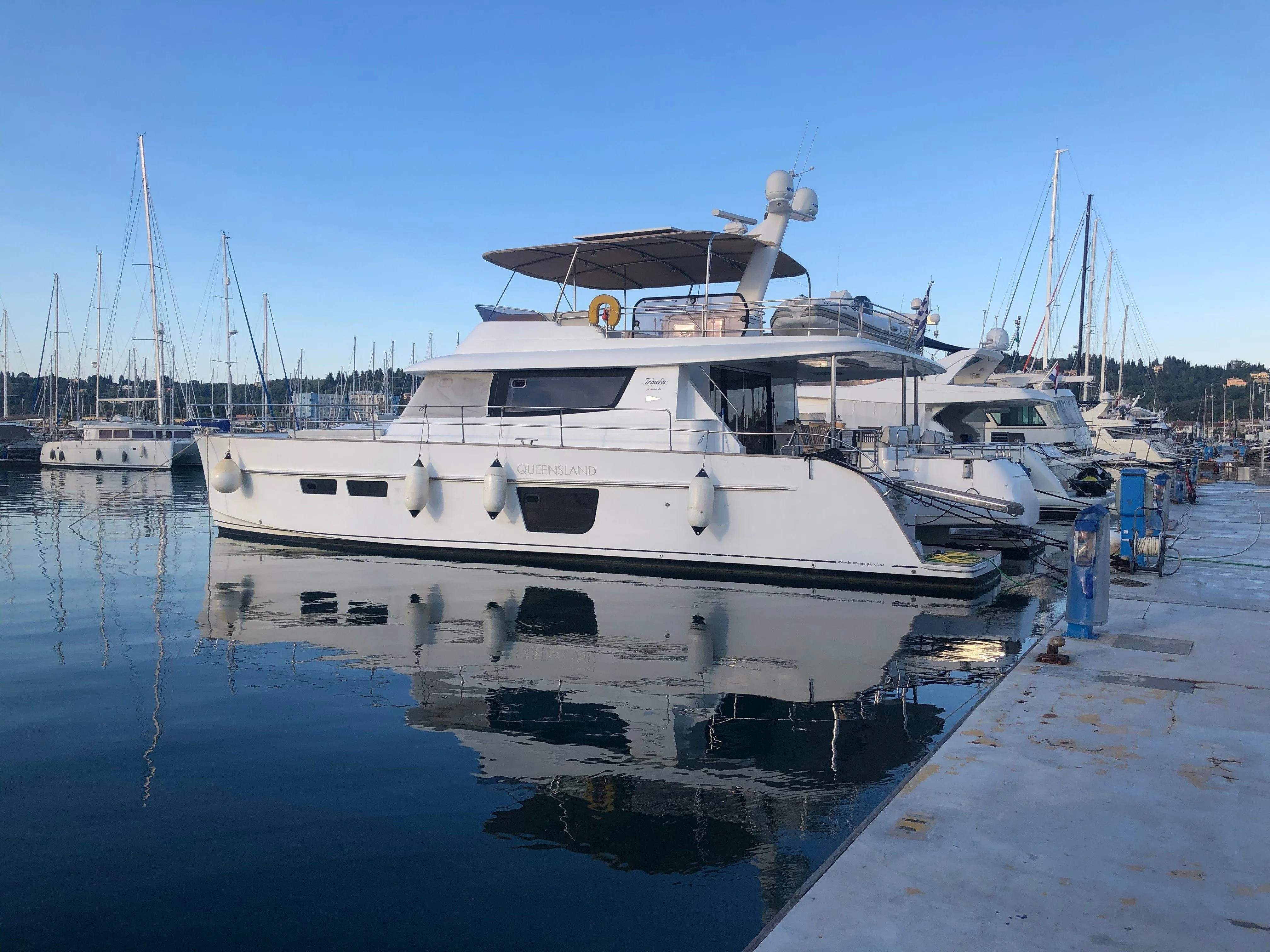 Rent a 16.75m Fountaine Pajot Queensland 55 Power Catamaran in Gouvia