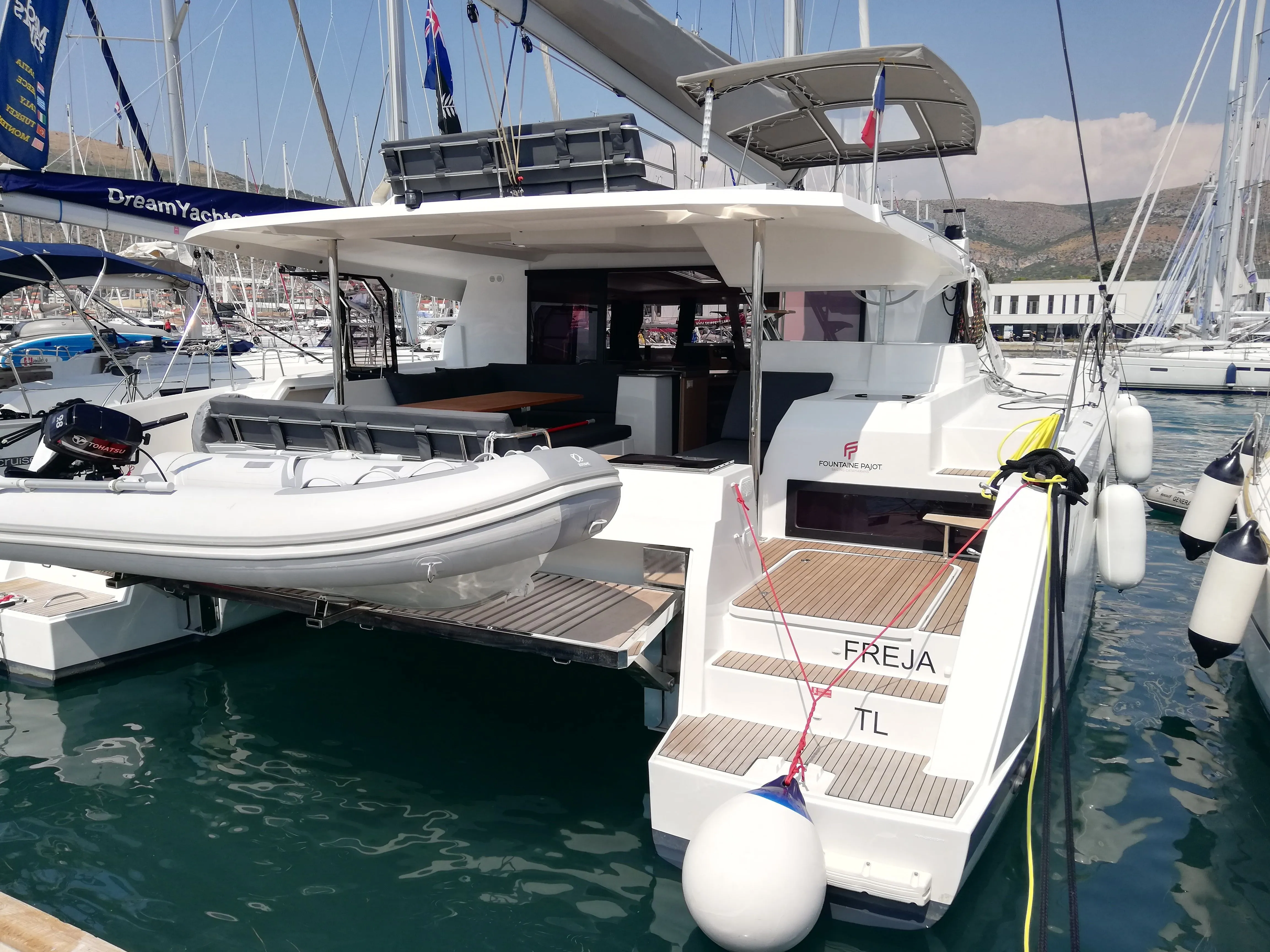 Boot - 13.94m La Paz Catamaran Hire