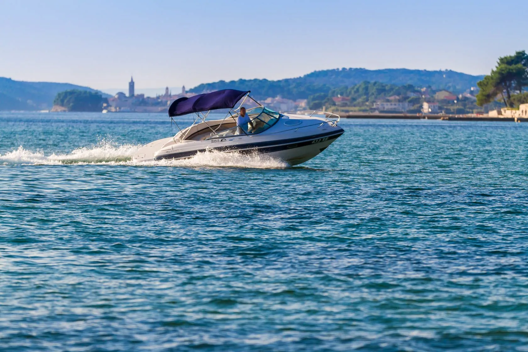 Rent a 7.5m Four Winns 230 Motor Boat in Rab