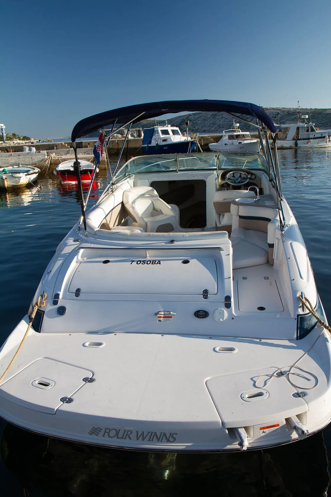 Rent a 7.5m Four Winns 230 Motor Boat in Rab