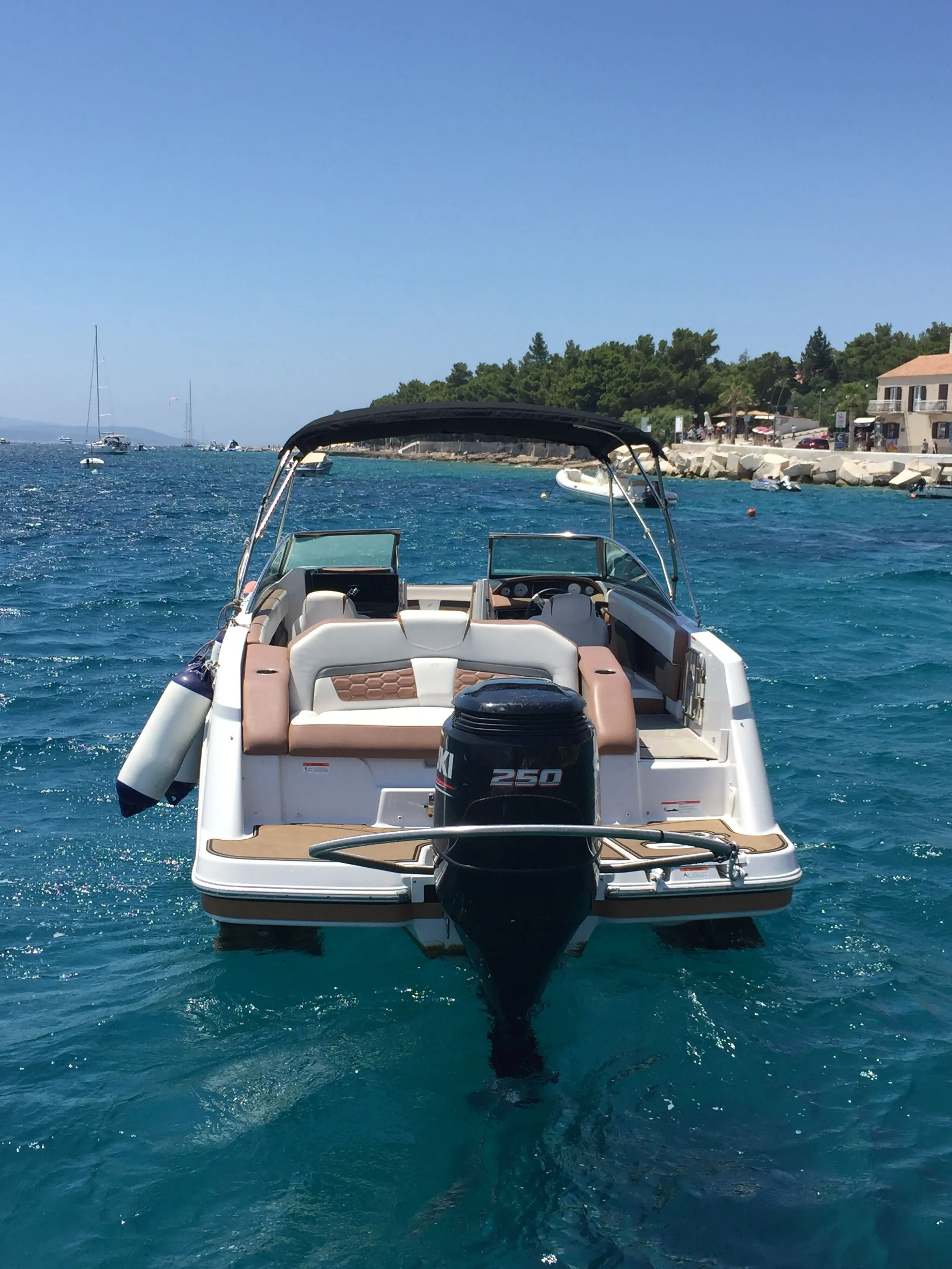Rent a 7.5m Four Winns 240 Motor Boat in Bol