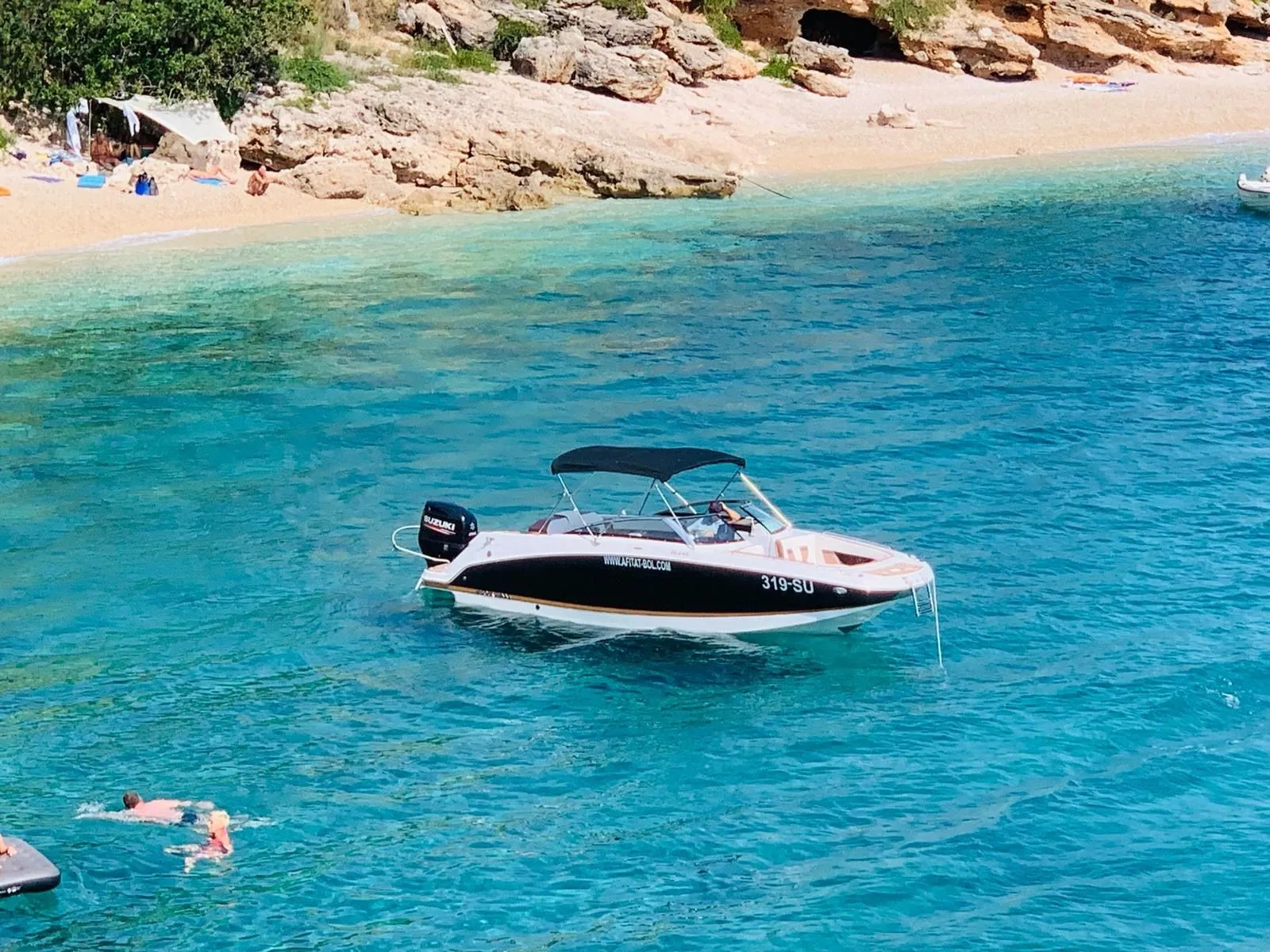 Rent a 7.5m Four Winns 240 Motor Boat in Bol