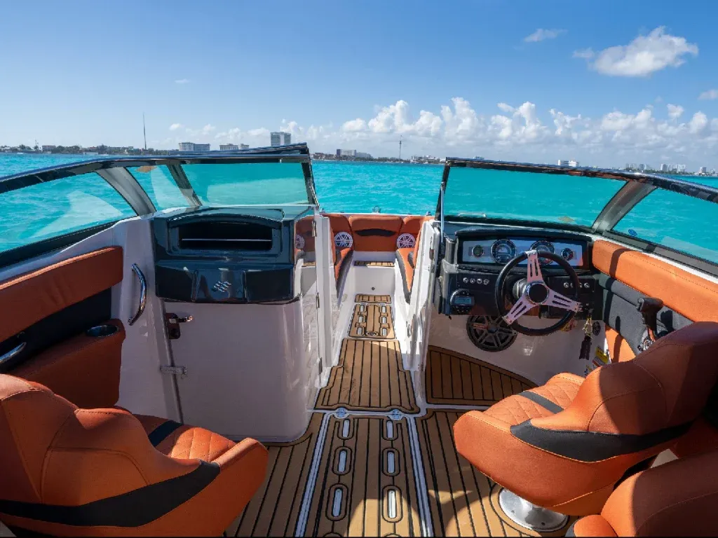 8.1m Cancún Motor Boat Four Winns 278 Vista Hire