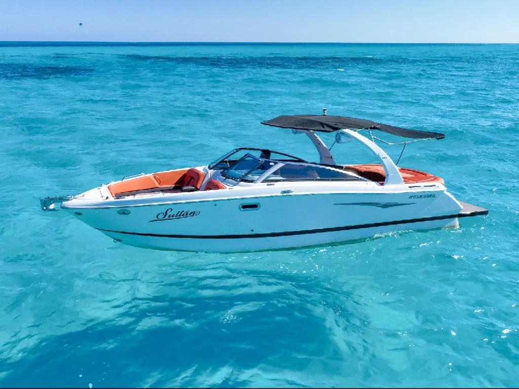 8.1m Cancún Motor Boat Four Winns 278 Vista Hire