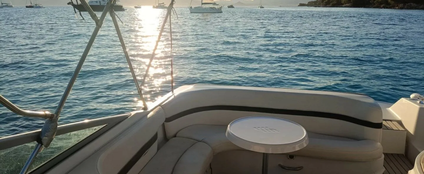 Charter a 8.6m Four Winns 285 Motor Yacht in Cannes