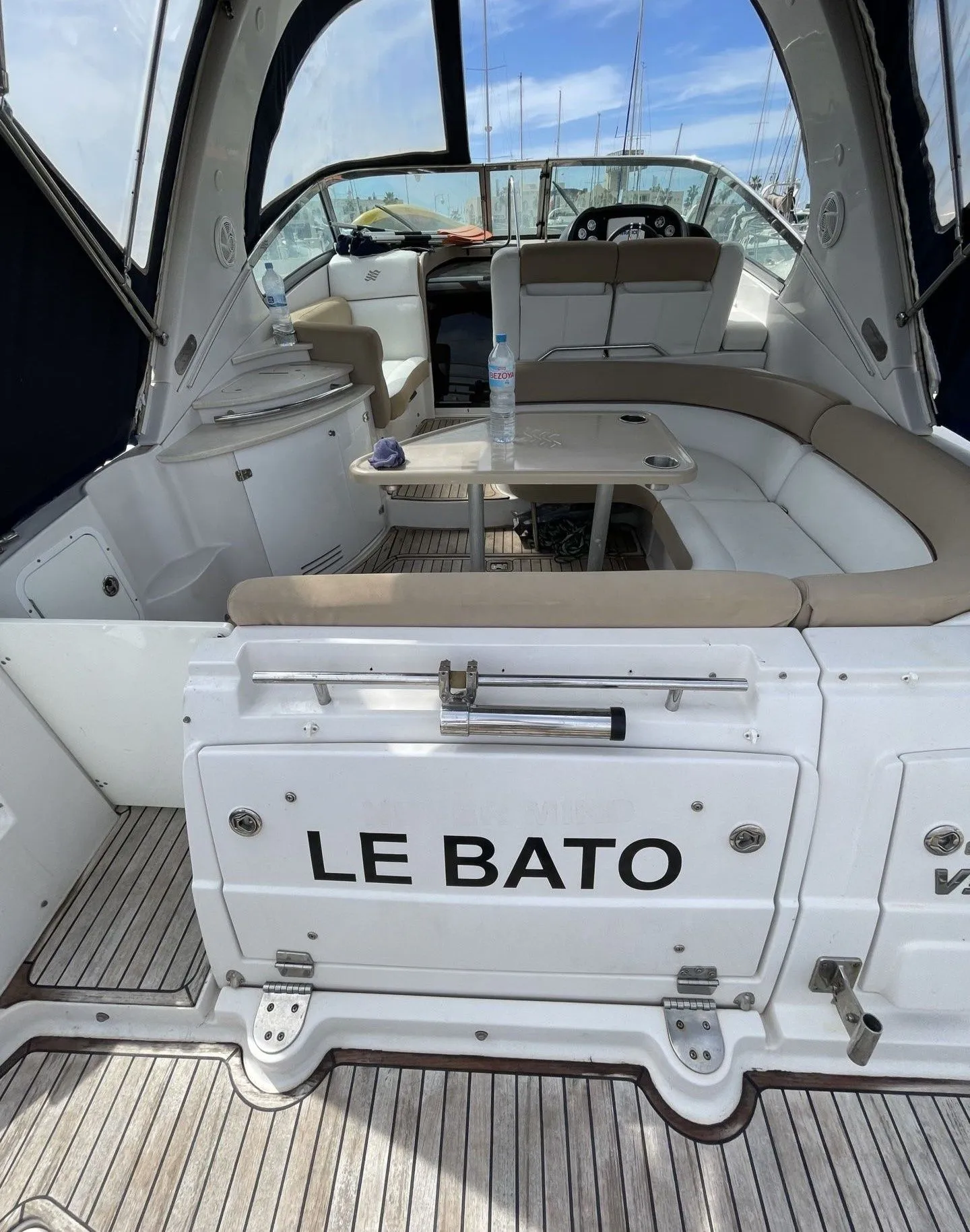 Explore Alicante on a 11m Rental Motor Yacht Four Winns 318