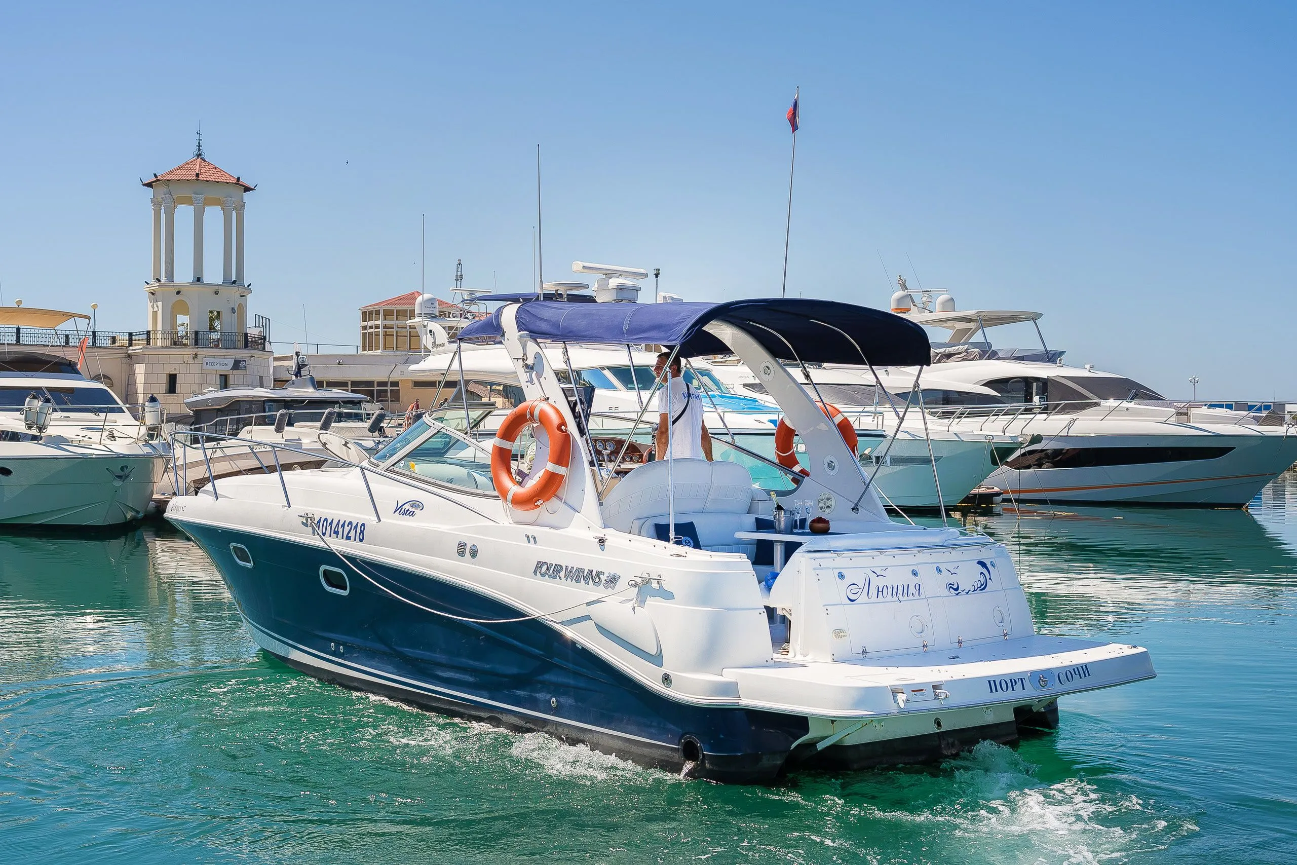 Boot - Explore Sochi on a 10.7m Four Winns 348 Motor Yacht Rental