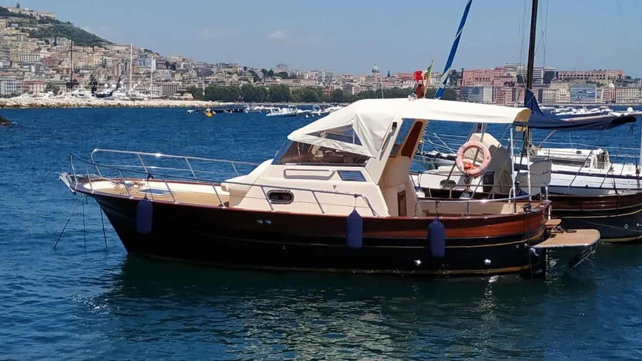 Charter a 7.5m Motor Yacht Fratelli Aprea 7.50 in Positano