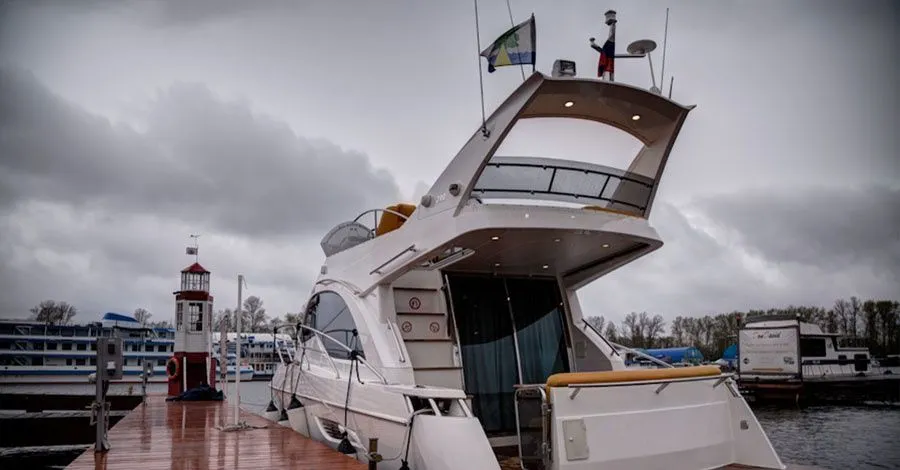Rent a 11.76m Motor Yacht Galeon 390 in Povedniki