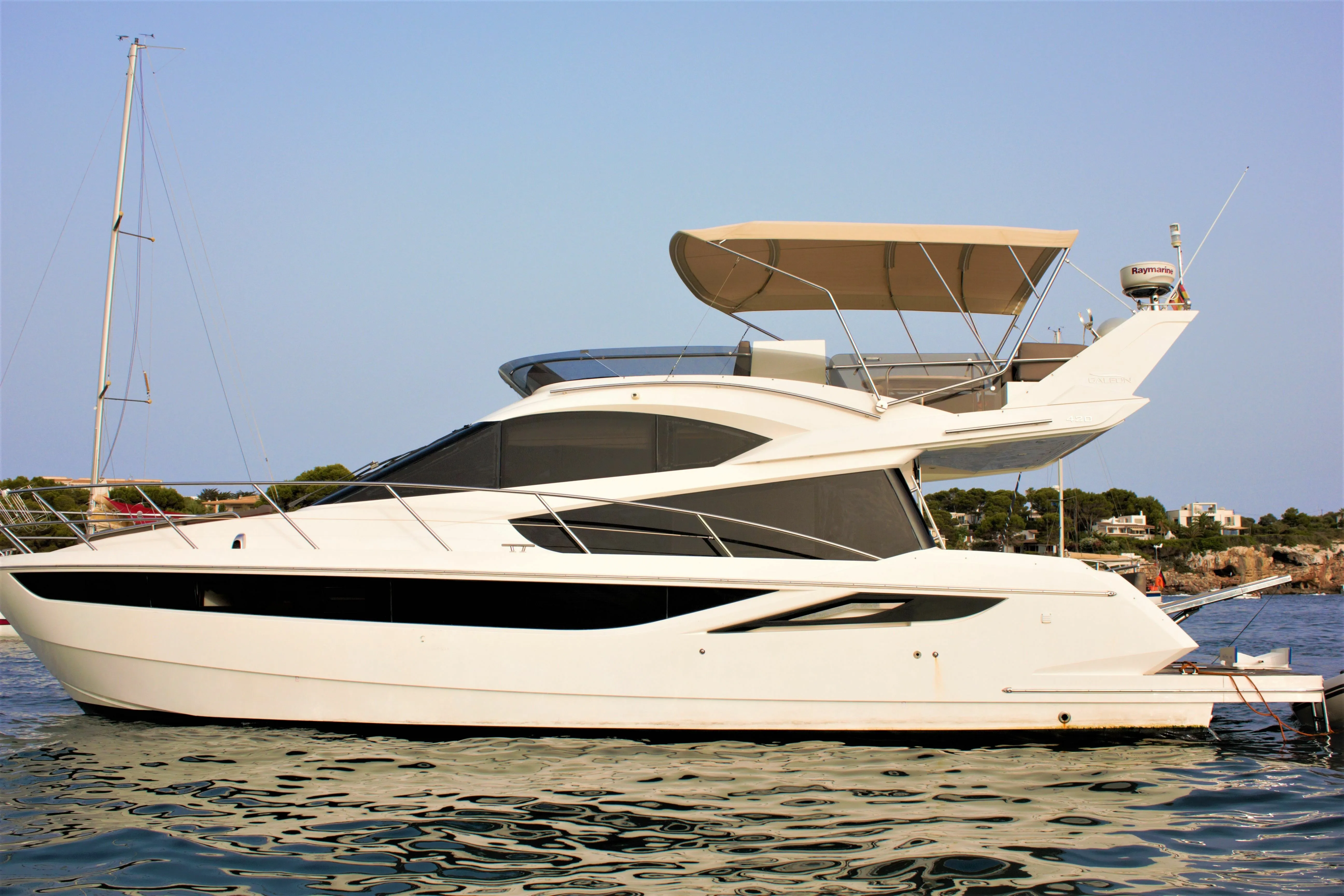 Boot - Charter a 13.5m Galeon 420 Fly in Palma de Mallorca