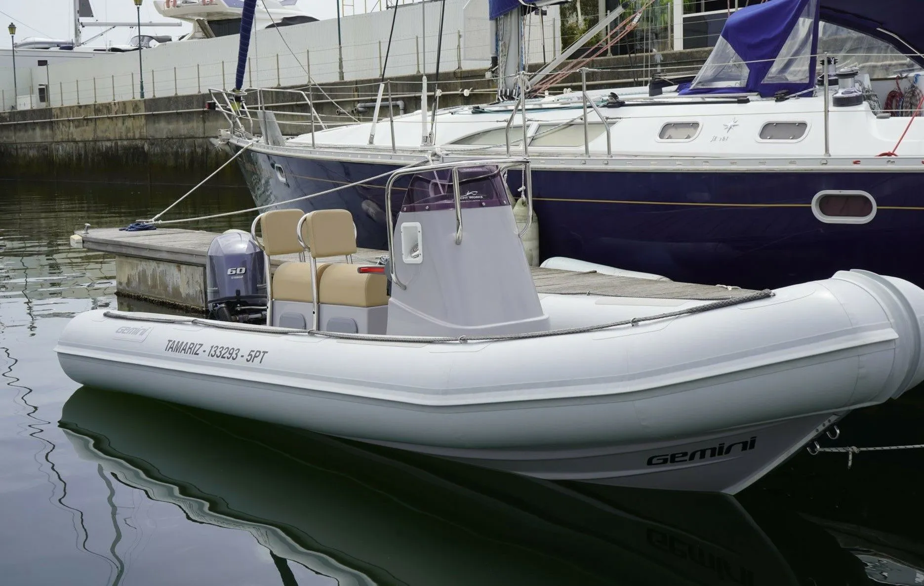 Rent a 5.05m Motor Boat Gemini Waverider 505 in Cascais