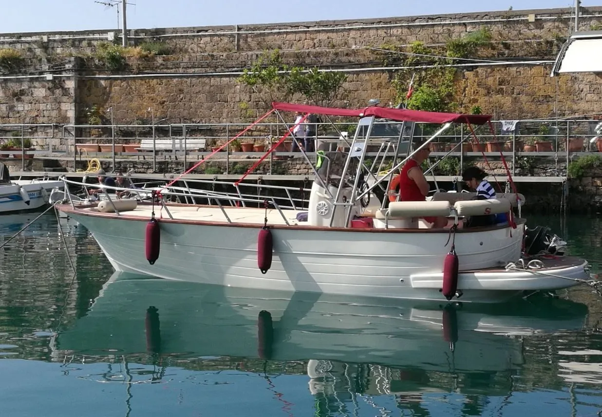 8m Salerno Gozzo 26 Motor Boat Hire