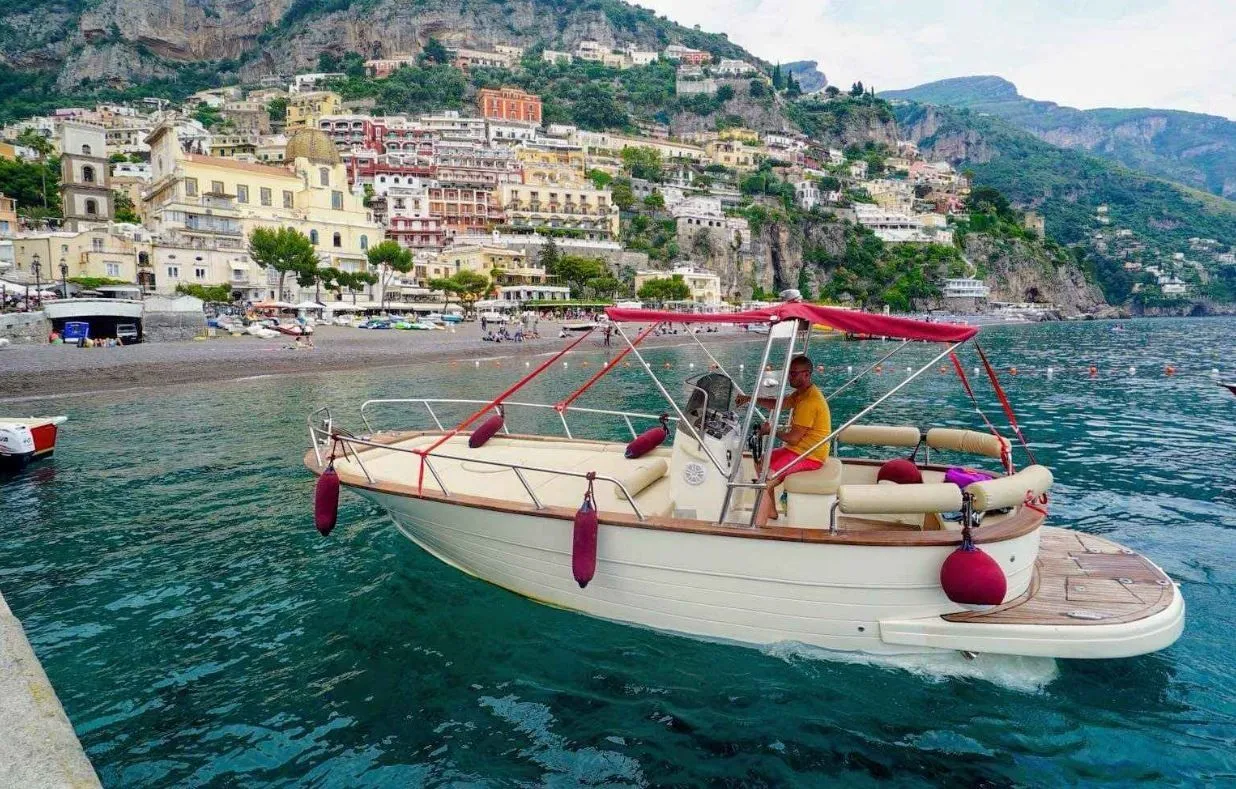 8m Salerno Gozzo 26 Motor Boat Hire