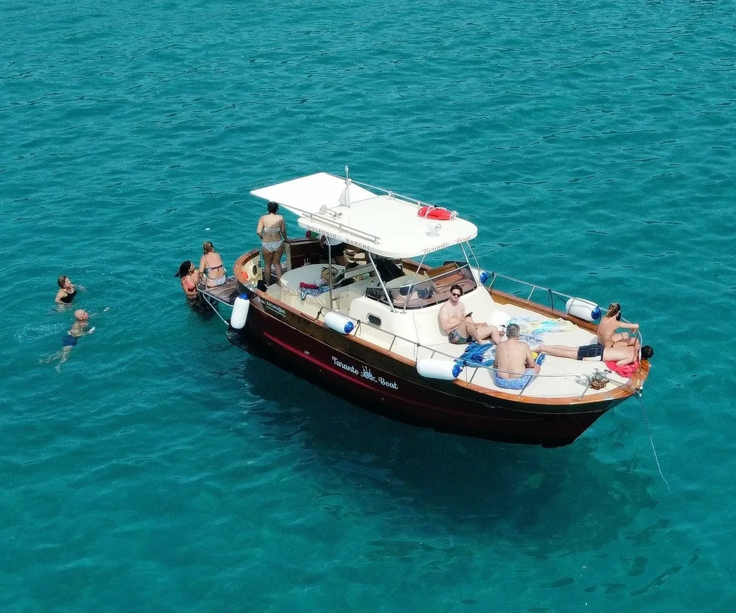 9m Taranto Motor Yacht Hire