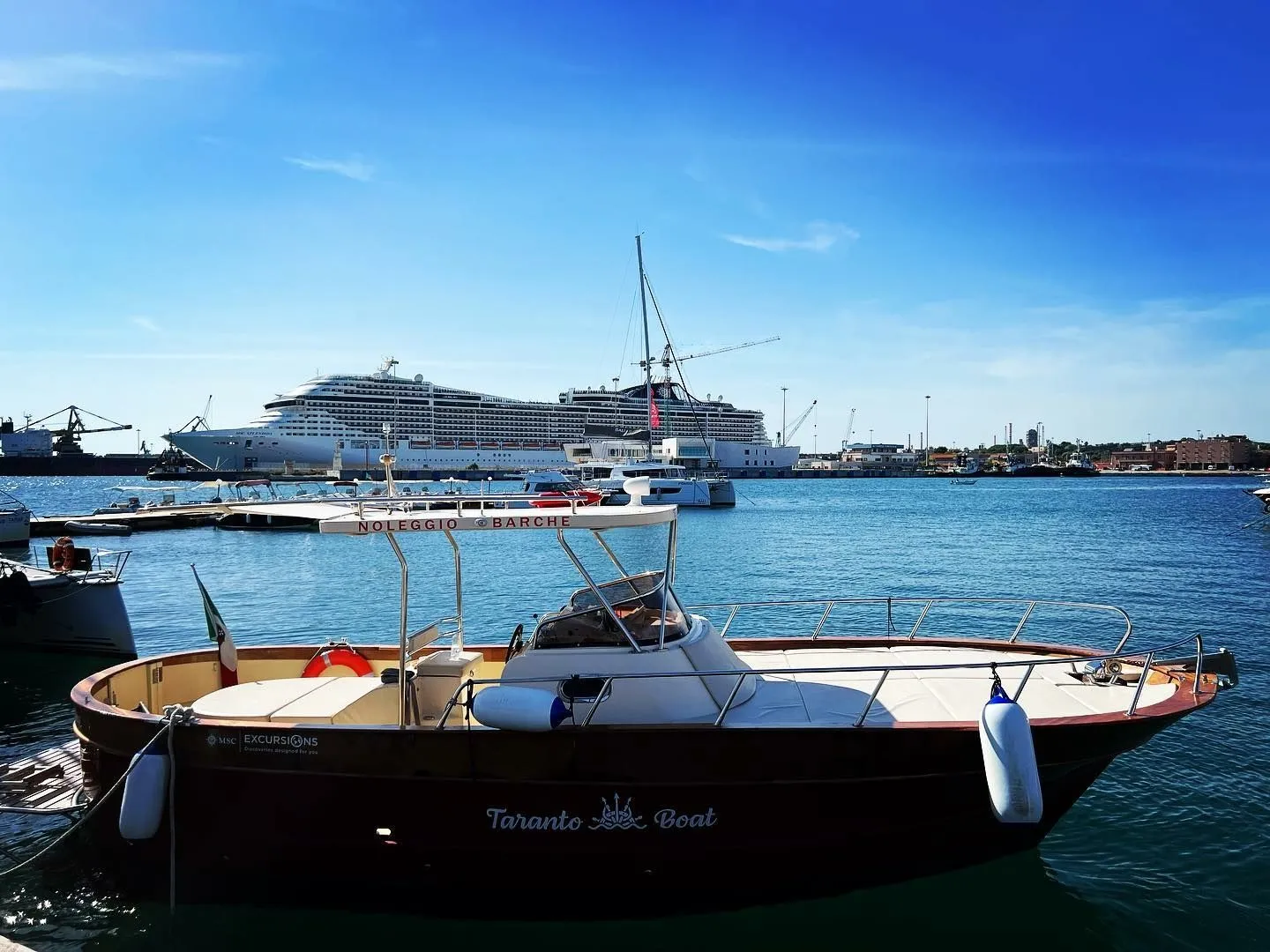 9m Taranto Motor Yacht Hire