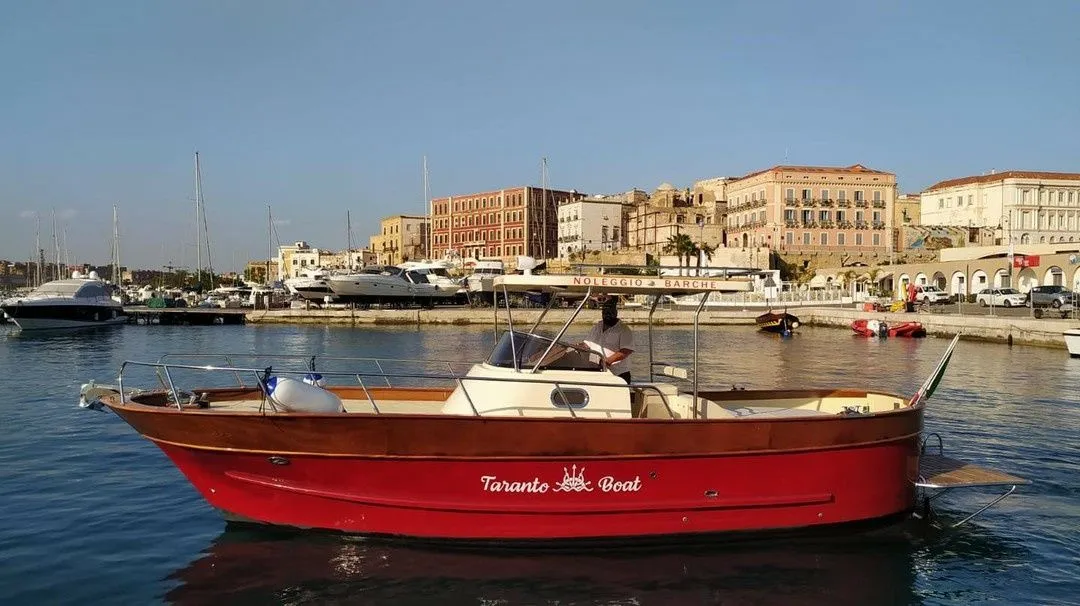 9m Taranto Motor Yacht Hire