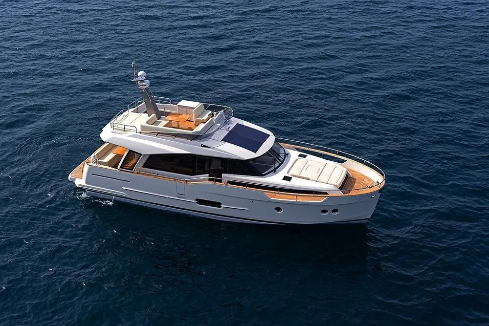 Charter a 14.99m Motor Yacht Greenline 48 Hybrid in Setúbal