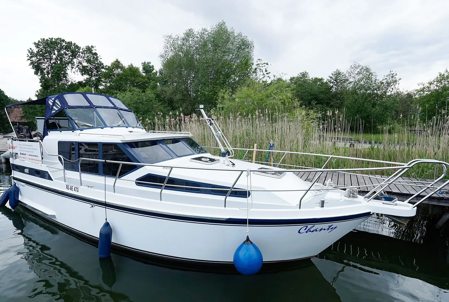 Explore Göhren-Lebbin on a 11m Gruno 35 Classic Motor Yacht Rental