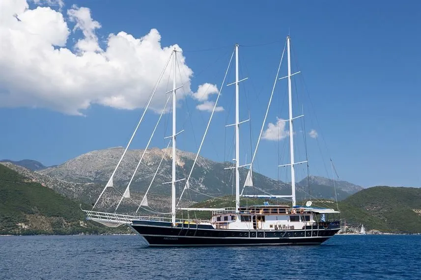 32.91m Lavrion Gulet Hire