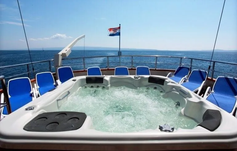 Luna Charter Boat