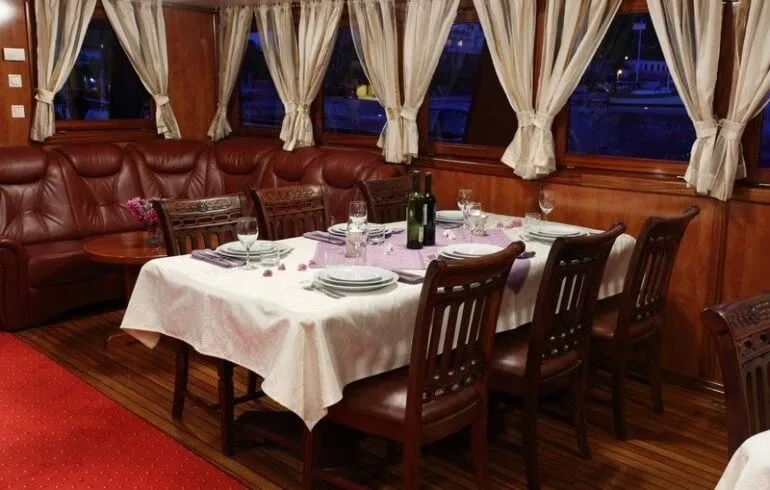 Luna Charter Boat