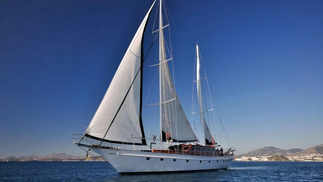 Motif 1 Charter Boat
