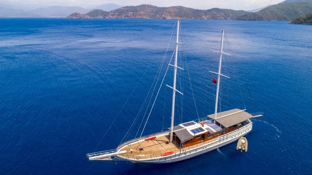 Albatros D Charter Boat