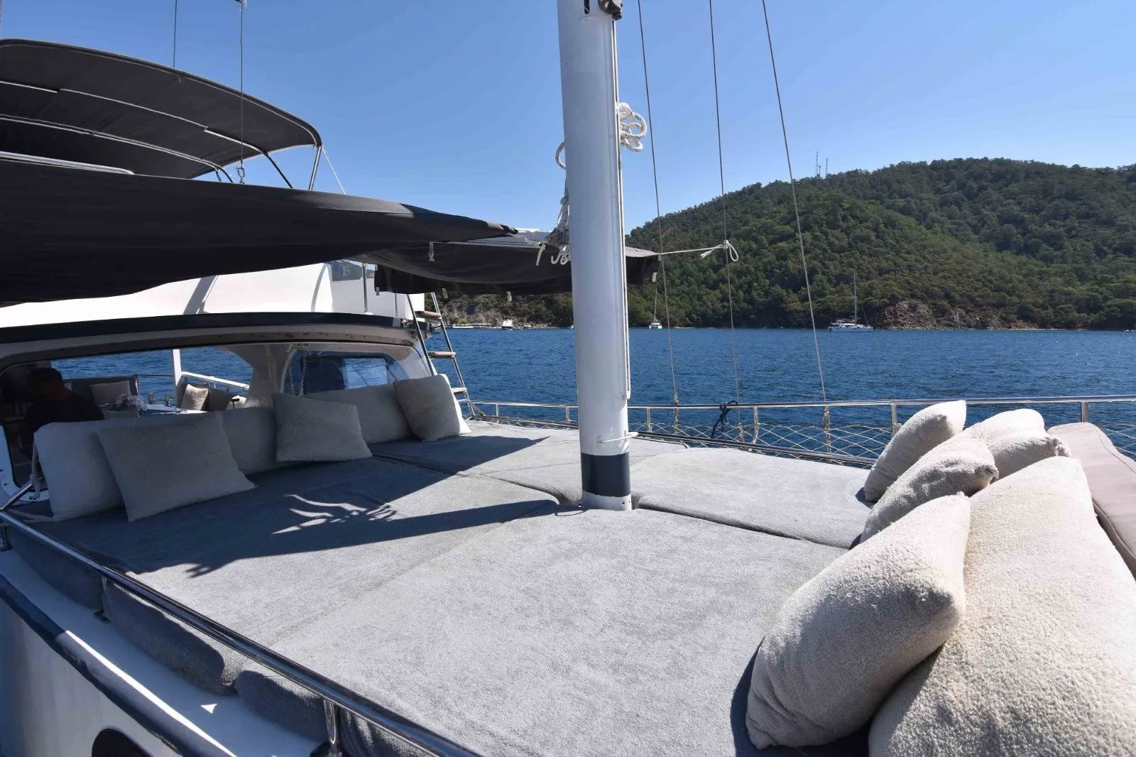 Alpi Charter Boat
