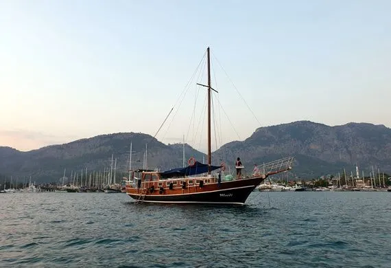 Maedi Charter Boat