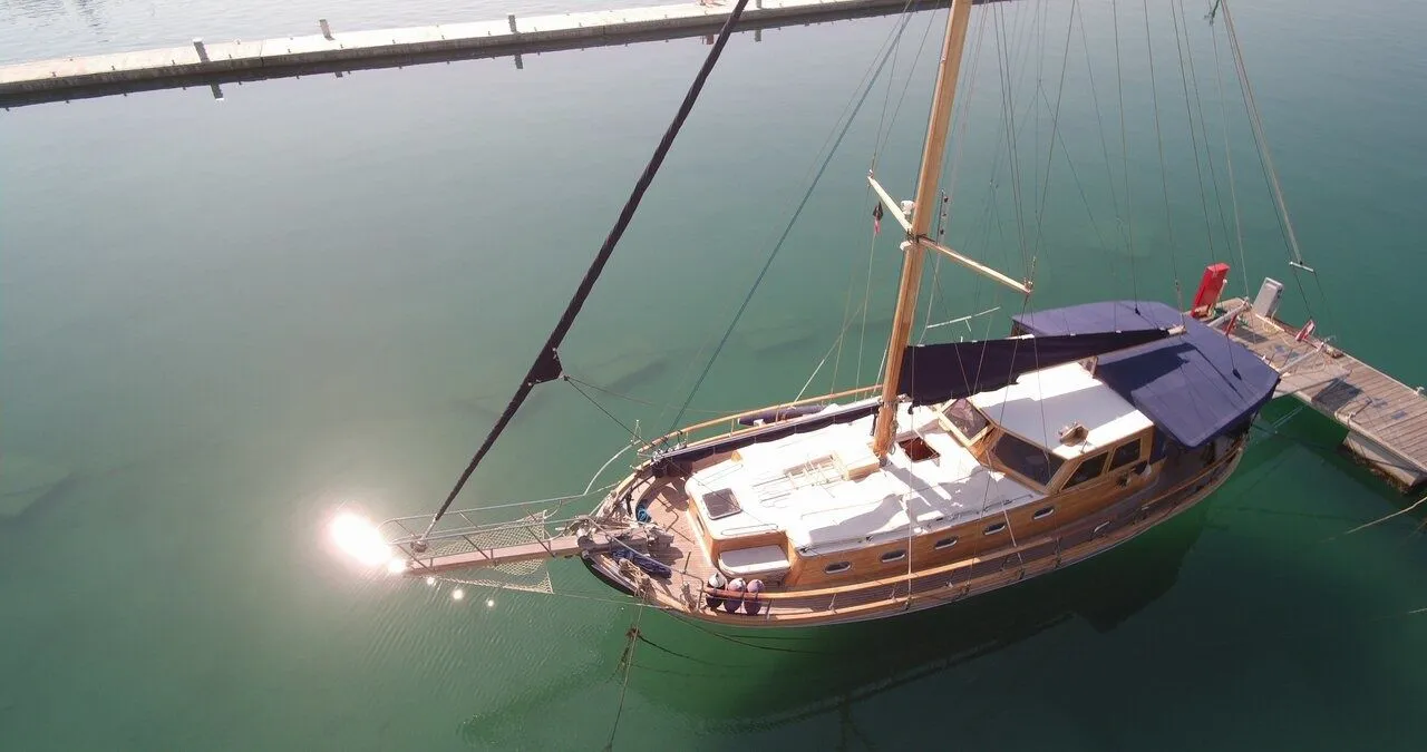 Larus Charter Boat