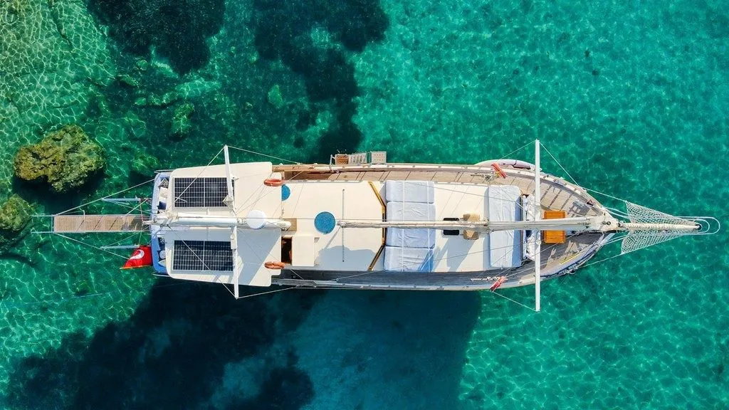 Blue Romance Charter Boat - 4