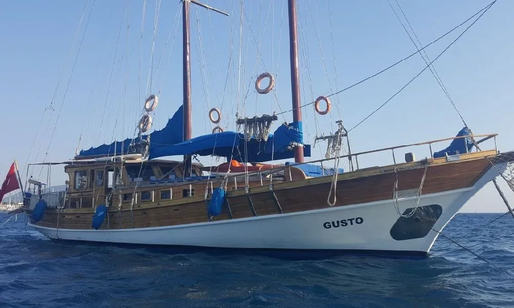 Gusto Charter Boat