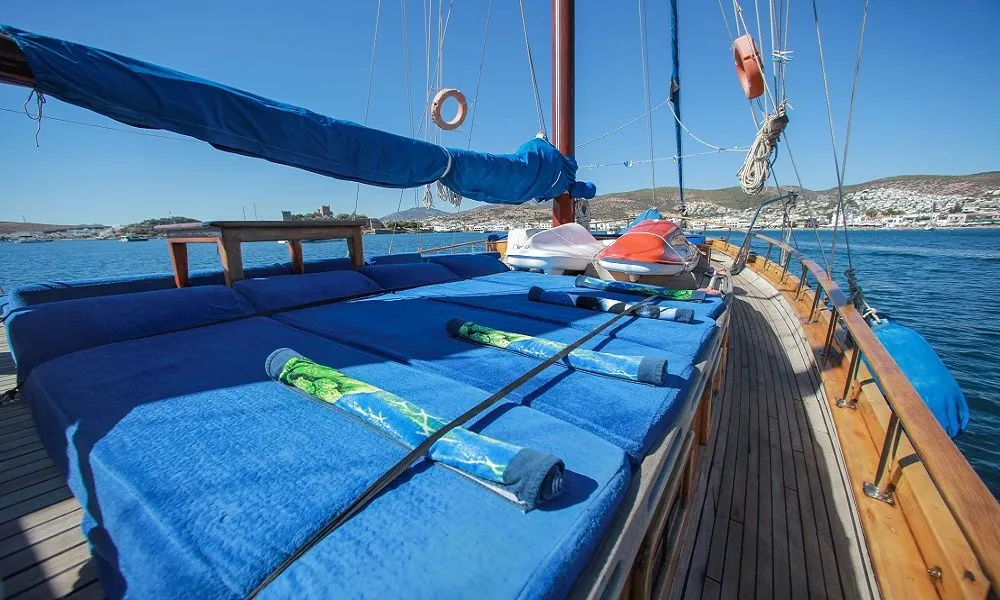 Gusto Charter Boat