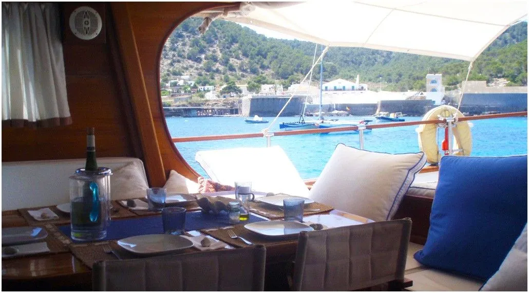 Tirandila Charter Boat