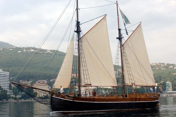 Larus Charter Boat