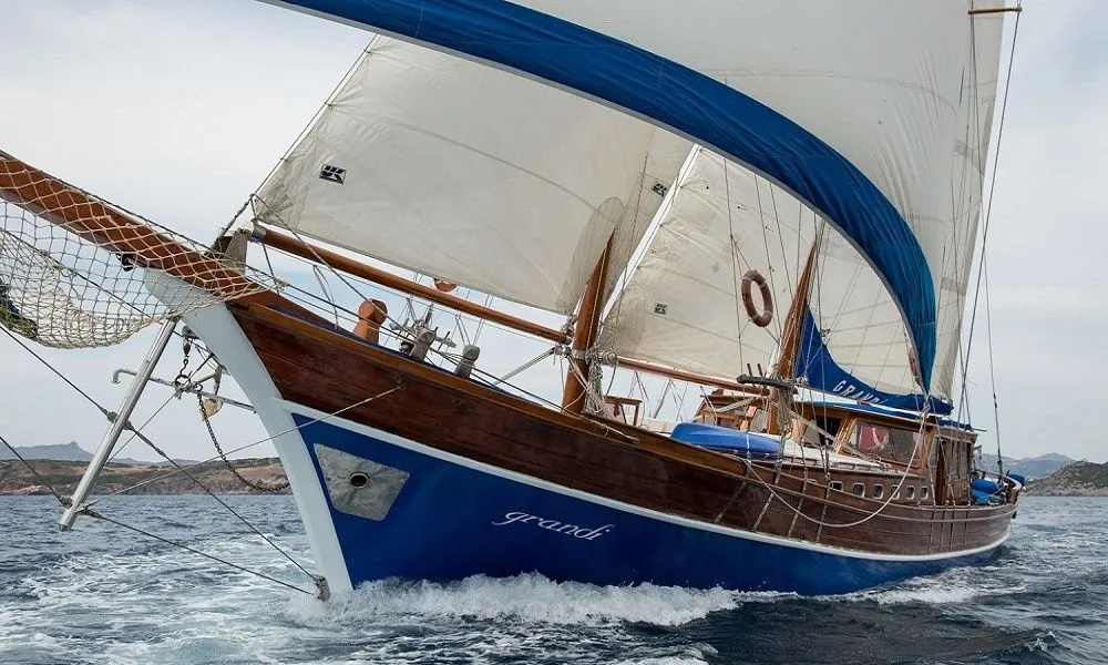 Grandi Charter Boat - 5