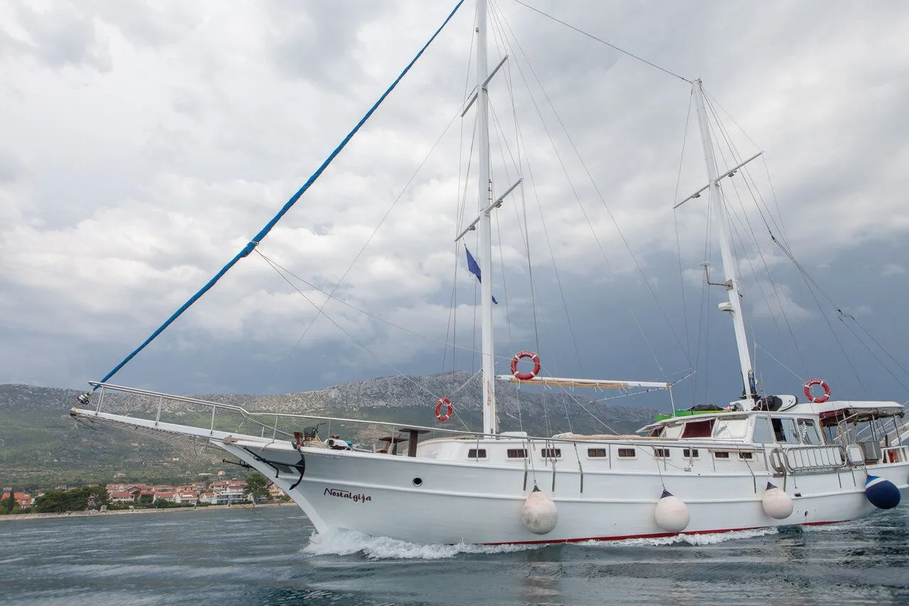 Nostalgija Charter Boat