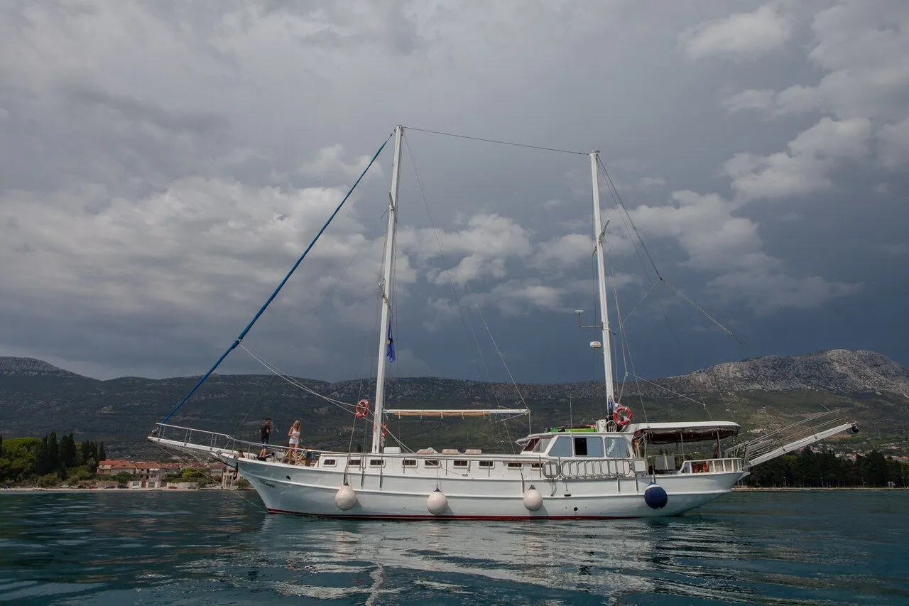 Nostalgija Charter Boat