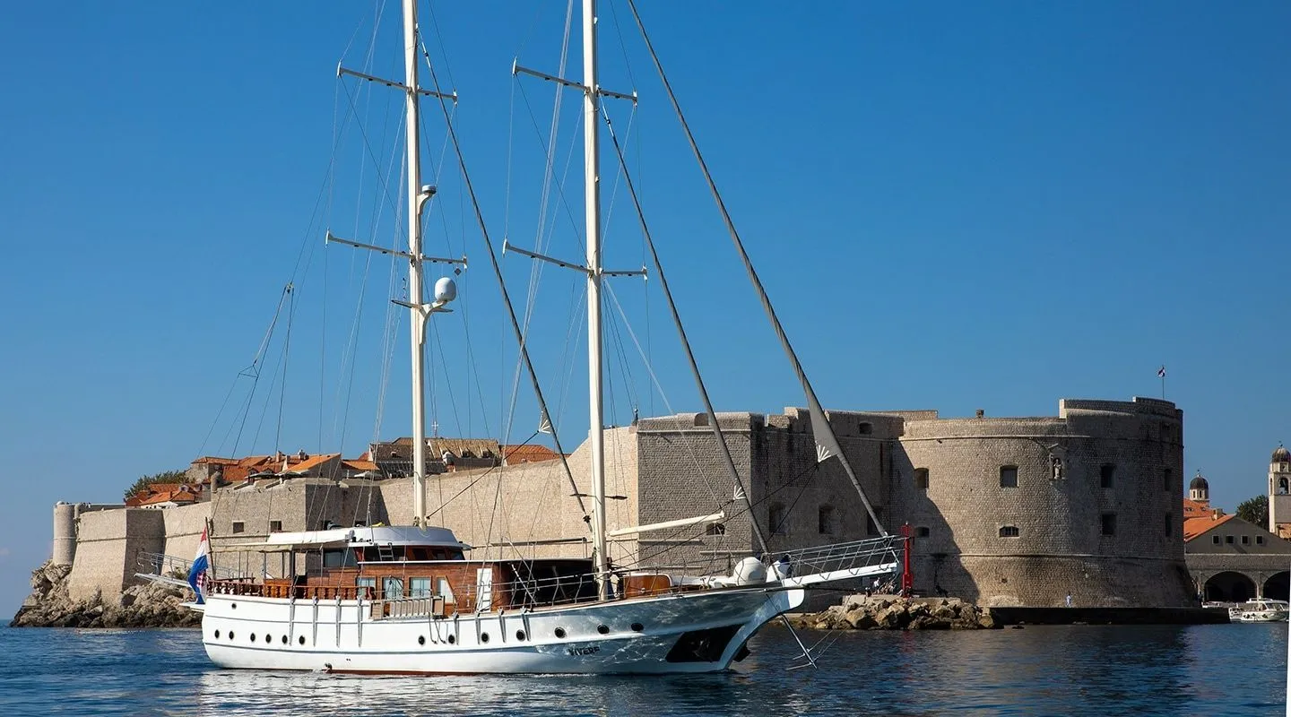 Vivere Charter Boat