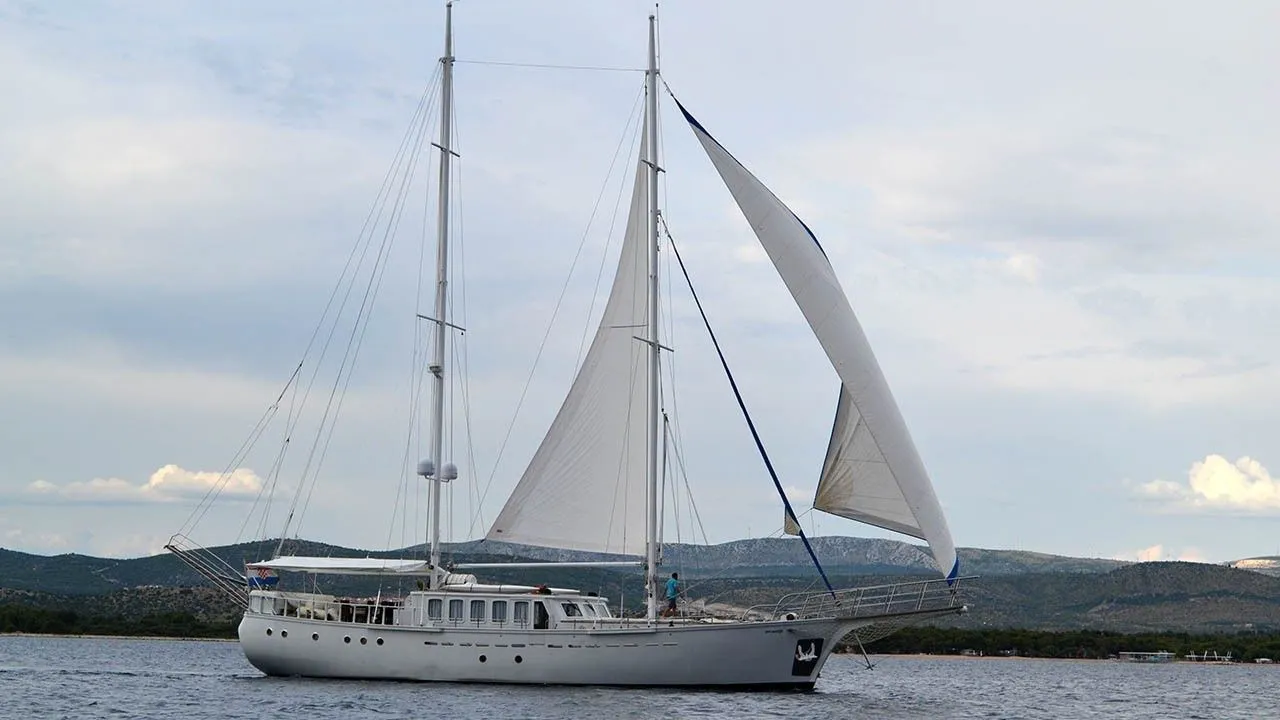 Rent a 27m Boat in Capo d'Orlando