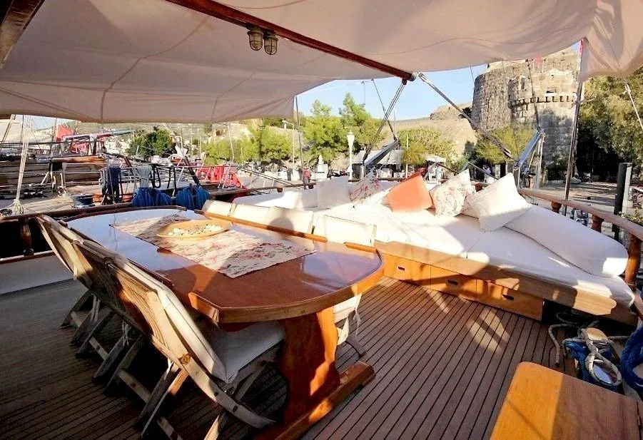 Syrolana Charter Boat
