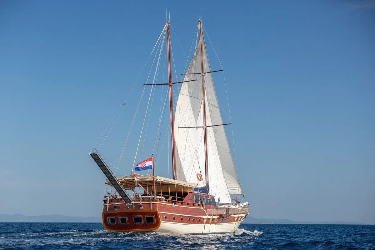 Eleganza Charter Boat