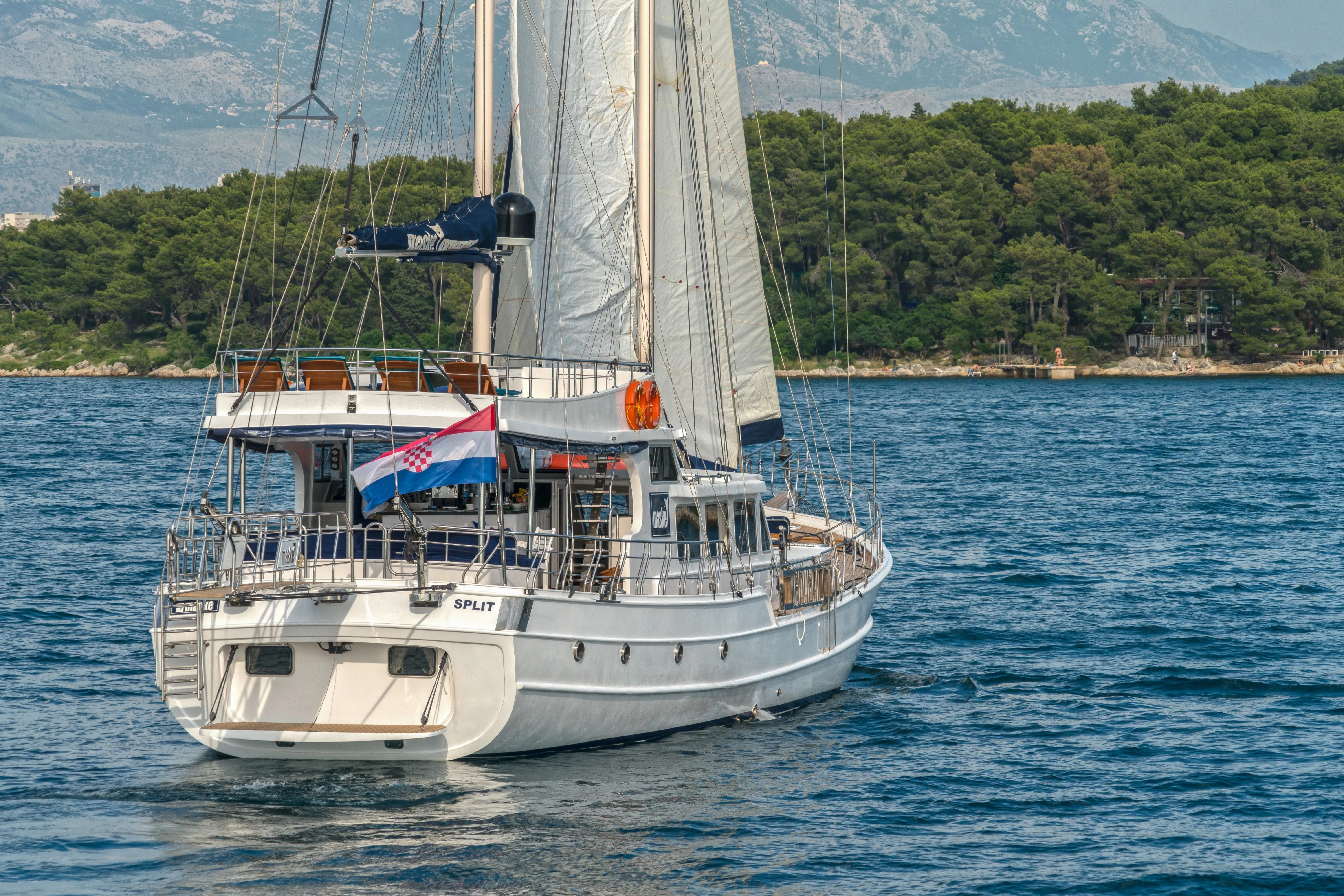 Maske Charter Boat